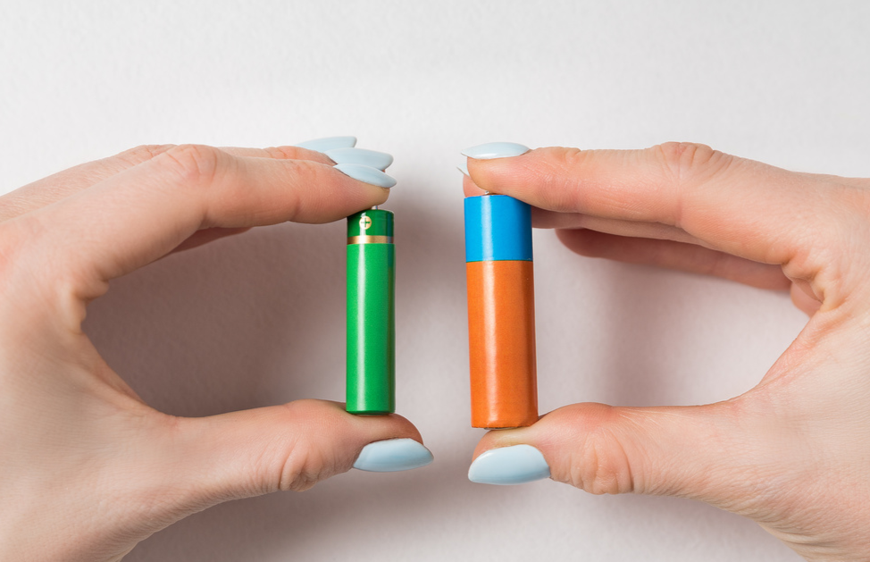 Makeup mirror battery specification comparison for rechargeable lithium, AA AAA, and coin-cell options